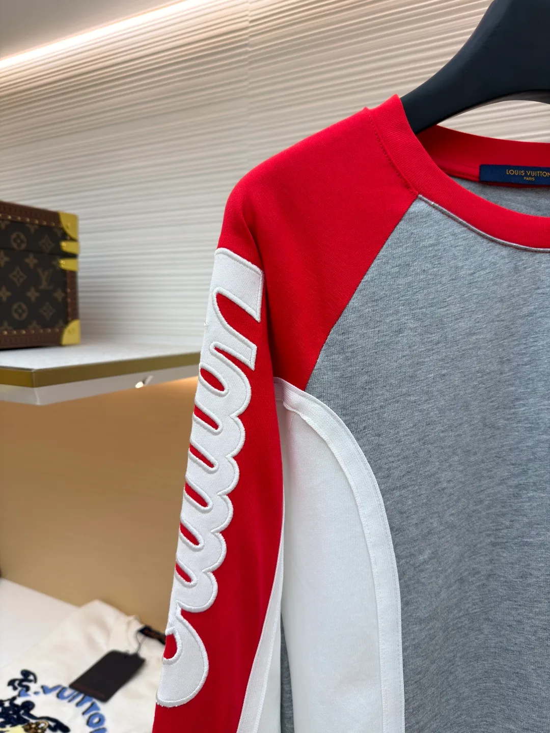 LOUIS VUITTON SKI ski series color matching long sleeves ●Original version: purchased and developed by 10407 ●Item number: 1681669-A55 ●Fabric: cotton fabric ●Technology: embroidery production ●Color: red, white and gray ●Version: fitted version ●Weight: about 410 grams ●Size: S-M-L-XL ●Description: This long-sleeved top is designed with multi-color splicing. The main body is made of high-quality pure cotton fabric. It feels soft, skin-friendly and has good breathability. The shoulders and sleeves use contrasting splicing technology. The red and white splicing lines are smooth and natural, showing superb tailoring technology. The three-dimensional embroidered letter pattern on the left arm adopts multi-layer embroidery technology. The lines are full and three-dimensional, rich in layering, and highlight the brand recognition. The gray area on the chest uses seamless splicing technology to ensure that the overall shape is smooth and crisp. The cuffs and hem adopt fine double-thread seaming technology to enhance durability and prevent seams from opening. The hemming at the neckline is delicate and comfortable to wear without rubbing against the skin. The overall workmanship is fine, and every stitch is even and neat, reflecting the high-quality production process. The overall wiring is straight and delicate, the fabric is comfortable and soft, and the color is consistent without color difference. It can be matched with the same style to create a fashionable look and control various occasions. Customized accessories, complete with three standards, same style for men and women!